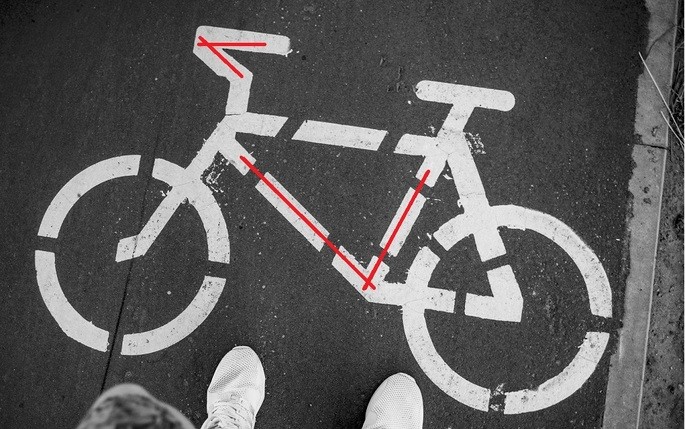 Dibujo de bicicleta con ángulos marcados en rojo