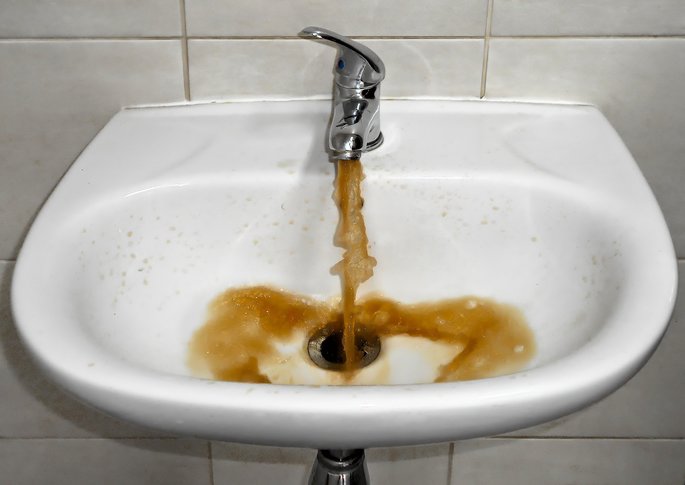 agua del grifo del bano contaminada